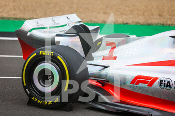 2021-07-17 - 2022 car launch, mechanical detail, tyres, pneus, during the Formula 1 Pirelli British Grand Prix 2021, 10th round of the 2021 FIA Formula One World Championship from July 16 to 18, 2021 on the Silverstone Circuit, in Silverstone, United Kingdom - Photo Antonin Vincent / DPPI - FORMULA 1 PIRELLI BRITISH GRAND PRIX 2021 - FORMULA 1 - MOTORS