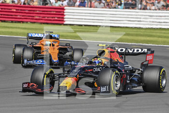 2021-07-17 - 11 PEREZ Sergio (mex), Red Bull Racing Honda RB16B, action 03 RICCIARDO Daniel (aus), McLaren MCL35M, action during the Sprint Race of Formula 1 Pirelli British Grand Prix 2021, 10th round of the 2021 FIA Formula One World Championship from July 16 to 18, 2021 on the Silverstone Circuit, in Silverstone, United Kingdom - Photo DPPI - FORMULA 1 PIRELLI BRITISH GRAND PRIX 2021 - FORMULA 1 - MOTORS