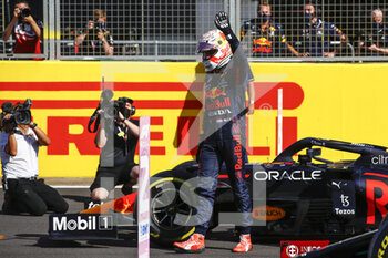 2021-07-17 - VERSTAPPEN Max (ned), Red Bull Racing Honda RB16B, portrait celebrating his first position during the Sprint Race Formula 1 Pirelli British Grand Prix 2021, 10th round of the 2021 FIA Formula One World Championship from July 16 to 18, 2021 on the Silverstone Circuit, in Silverstone, United Kingdom - Photo Xavi Bonilla / DPPI - FORMULA 1 PIRELLI BRITISH GRAND PRIX 2021 - FORMULA 1 - MOTORS