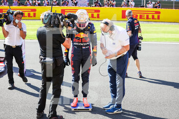 2021-07-17 - VERSTAPPEN Max (ned), Red Bull Racing Honda RB16B, weight check with BAUER Jo, FIA Formula One Technical Delegate, portrait during the Formula 1 Pirelli British Grand Prix 2021, 10th round of the 2021 FIA Formula One World Championship from July 16 to 18, 2021 on the Silverstone Circuit, in Silverstone, United Kingdom - Photo Antonin Vincent / DPPI - FORMULA 1 PIRELLI BRITISH GRAND PRIX 2021 - FORMULA 1 - MOTORS