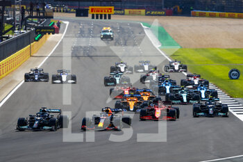 2021-07-18 - Start of the race, 33 VERSTAPPEN Max (nld), Red Bull Racing Honda RB16B, 44 HAMILTON Lewis (gbr), Mercedes AMG F1 GP W12 E Performance, action during the Formula 1 Pirelli British Grand Prix 2021, 10th round of the 2021 FIA Formula One World Championship from July 16 to 18, 2021 on the Silverstone Circuit, in Silverstone, United Kingdom - Photo Xavi Bonilla / DPPI - FORMULA 1 PIRELLI BRITISH GRAND PRIX 2021 - FORMULA 1 - MOTORS