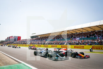 2021-07-18 - start of the race, depart, 44 HAMILTON Lewis (gbr), Mercedes AMG F1 GP W12 E Performance, 33 VERSTAPPEN Max (nld), Red Bull Racing Honda RB16B, action during the Formula 1 Pirelli British Grand Prix 2021, 10th round of the 2021 FIA Formula One World Championship from July 16 to 18, 2021 on the Silverstone Circuit, in Silverstone, United Kingdom - Photo Antonin Vincent / DPPI - FORMULA 1 PIRELLI BRITISH GRAND PRIX 2021 - FORMULA 1 - MOTORS