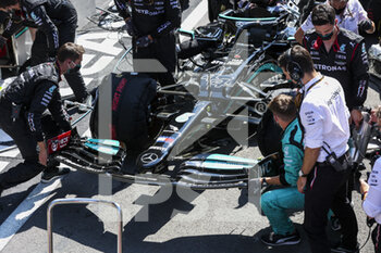 2021-07-18 - Mechanics working on 44 HAMILTON Lewis (gbr), Mercedes AMG F1 GP W12 E Performance, car during Red flag during the Formula 1 Pirelli British Grand Prix 2021, 10th round of the 2021 FIA Formula One World Championship from July 16 to 18, 2021 on the Silverstone Circuit, in Silverstone, United Kingdom - Photo Antonin Vincent / DPPI - FORMULA 1 PIRELLI BRITISH GRAND PRIX 2021 - FORMULA 1 - MOTORS