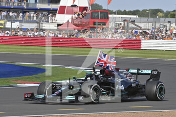 2021-07-18 - 44 HAMILTON Lewis (gbr), Mercedes AMG F1 GP W12 E Performance, action celebrating his victory during the Formula 1 Pirelli British Grand Prix 2021, 10th round of the 2021 FIA Formula One World Championship from July 16 to 18, 2021 on the Silverstone Circuit, in Silverstone, United Kingdom - Photo DPPI - FORMULA 1 PIRELLI BRITISH GRAND PRIX 2021 - FORMULA 1 - MOTORS