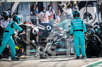 2021-07-18 - pit stop 44 HAMILTON Lewis (gbr), Mercedes AMG F1 GP W12 E Performance, action during the Formula 1 Pirelli British Grand Prix 2021, 10th round of the 2021 FIA Formula One World Championship from July 16 to 18, 2021 on the Silverstone Circuit, in Silverstone, United Kingdom - Photo Antonin Vincent / DPPI - FORMULA 1 PIRELLI BRITISH GRAND PRIX 2021 - FORMULA 1 - MOTORS
