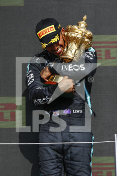 2021-07-18 - HAMILTON Lewis (gbr), Mercedes AMG F1 GP W12 E Performance, portrait celebrating his victory at the podium with the trophy during the Formula 1 Pirelli British Grand Prix 2021, 10th round of the 2021 FIA Formula One World Championship from July 16 to 18, 2021 on the Silverstone Circuit, in Silverstone, United Kingdom - Photo Xavi Bonilla / DPPI - FORMULA 1 PIRELLI BRITISH GRAND PRIX 2021 - FORMULA 1 - MOTORS
