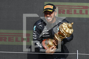2021-07-18 - HAMILTON Lewis (gbr), Mercedes AMG F1 GP W12 E Performance, portrait celebrating his victory at the podium with the trophy during the Formula 1 Pirelli British Grand Prix 2021, 10th round of the 2021 FIA Formula One World Championship from July 16 to 18, 2021 on the Silverstone Circuit, in Silverstone, United Kingdom - Photo Xavi Bonilla / DPPI - FORMULA 1 PIRELLI BRITISH GRAND PRIX 2021 - FORMULA 1 - MOTORS