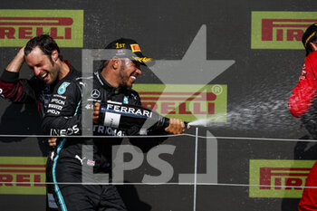 2021-07-18 - HAMILTON Lewis (gbr), Mercedes AMG F1 GP W12 E Performance, on the podium during the Formula 1 Pirelli British Grand Prix 2021, 10th round of the 2021 FIA Formula One World Championship from July 16 to 18, 2021 on the Silverstone Circuit, in Silverstone, United Kingdom - Photo Antonin Vincent / DPPI - FORMULA 1 PIRELLI BRITISH GRAND PRIX 2021 - FORMULA 1 - MOTORS