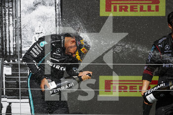 2021-07-18 - HAMILTON Lewis (gbr), Mercedes AMG F1 GP W12 E Performance, on the podium during the Formula 1 Pirelli British Grand Prix 2021, 10th round of the 2021 FIA Formula One World Championship from July 16 to 18, 2021 on the Silverstone Circuit, in Silverstone, United Kingdom - Photo Antonin Vincent / DPPI - FORMULA 1 PIRELLI BRITISH GRAND PRIX 2021 - FORMULA 1 - MOTORS