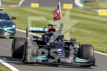 2021-07-18 - 44 HAMILTON Lewis (gbr), Mercedes AMG F1 GP W12 E Performance, action celebrating his victory with the Great Briatin flag, drapeau during the Formula 1 Pirelli British Grand Prix 2021, 10th round of the 2021 FIA Formula One World Championship from July 16 to 18, 2021 on the Silverstone Circuit, in Silverstone, United Kingdom - Photo DPPI - FORMULA 1 PIRELLI BRITISH GRAND PRIX 2021 - FORMULA 1 - MOTORS