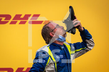 2020-12-06 - Team Carlin staff celebrates on the podium during the 12th round of the 2020 FIA Formula 2 Championship from December 4 to 6, 2020 on the Bahrain International Circuit, in Sakhir, Bahrain - Photo Diederik van der Laan / Dutch Photo Agency / DPPI - 12TH ROUND OF THE 2020 FIA FORMULA 2 CHAMPIONSHIP - SUNDAY - FORMULA 2 - MOTORS