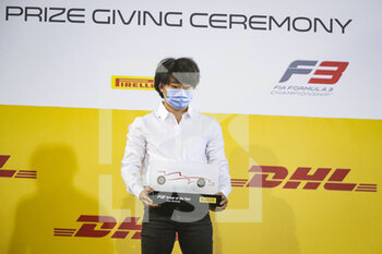 2020-12-06 - Tsunoda Yuki (jpn), Carlin, Dallara F2 2018, portrait, earning the DHL Driver of the year by Pirelli trophy during the F2 & F3 Prize giving Ceremony of the 2020 season, December 6, 2020 on the Bahrain International Circuit, in Sakhir, Bahrain - Photo Florent Gooden / DPPI - 12TH ROUND OF THE 2020 FIA FORMULA 2 CHAMPIONSHIP - SUNDAY - FORMULA 2 - MOTORS