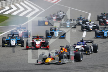 2021-03-27 - Start of the race, 07 Lawson Liam (nzl), Hitech Grand Prix, Dallara F2, 10 Pourchaire Théo (fra), ART Grand Prix, Dallara F2, 14 Beckmann David (ger), Charouz Racing System, Dallara F2, action during the 1st round of the 2021 FIA Formula 2 Championship from March 26 to 28, 2021 on the Bahrain International Circuit, in Sakhir, Bahrain - Photo Frédéric Le Floc?h / DPPI - 1ST ROUND OF THE 2021 FIA FORMULA 2 CHAMPIONSHIP - FORMULA 2 - MOTORS