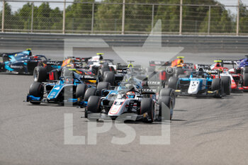 2021-03-28 - start, depart, 09 Lundgaard Christian (dnk), ART Grand Prix, Dallara F2, action 04 Drugovich Felipe (bra), UNI-Virtuosi Racing, Dallara F2, action during the 1st round of the 2021 FIA Formula 2 Championship from March 26 to 28, 2021 on the Bahrain International Circuit, in Sakhir, Bahrain - Photo Frédéric Le Floc?h / DPPI - 1ST ROUND OF THE 2021 FIA FORMULA 2 CHAMPIONSHIP - FORMULA 2 - MOTORS