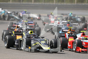 2021-03-28 - start, depart, 05 Ticktum Dan (gbr), Carlin, Dallara F2, action during the 1st round of the 2021 FIA Formula 2 Championship from March 26 to 28, 2021 on the Bahrain International Circuit, in Sakhir, Bahrain - Photo Frédéric Le Floc?h / DPPI - 1ST ROUND OF THE 2021 FIA FORMULA 2 CHAMPIONSHIP - FORMULA 2 - MOTORS