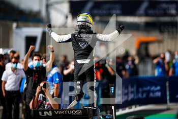 2021-03-28 - Zhou Guanyu (chn), UNI-Virtuosi Racing, Dallara F2, portrait win celebration during the 1st round of the 2021 FIA Formula 2 Championship from March 26 to 28, 2021 on the Bahrain International Circuit, in Sakhir, Bahrain - Photo Florent Gooden / DPPI - 1ST ROUND OF THE 2021 FIA FORMULA 2 CHAMPIONSHIP - FORMULA 2 - MOTORS
