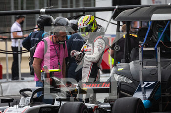 2021-06-06 - Pourchaire Théo (fra), ART Grand Prix, Dallara F2, portrait, with his broken wrist during the 3rd round of the 2021 FIA Formula 2 Championship from June 04 to 06, 2021 on the Baku City Circuit, in Baku, Azerbaijan - Photo Sebastiaan Rozendaal / Dutch Photo Agency / DPPI - 3RD ROUND OF THE 2021 FIA FORMULA 2 CHAMPIONSHIP - FORMULA 2 - MOTORS