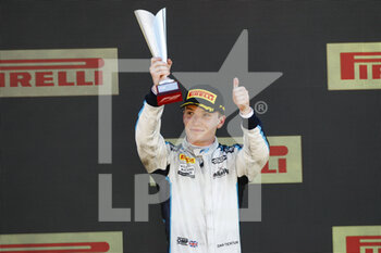 2021-07-18 - Ticktum Dan (gbr), Carlin, Dallara F2, portrait podium during the 4th round of the 2021 FIA Formula 2 Championship from from July 16 to 18, 2021 on the Silverstone Circuit, in Silverstone, United Kingdom - Photo Xavi Bonilla / DPPI - 4TH ROUND OF THE 2021 FIA FORMULA 2 CHAMPIONSHIP - FORMULA 2 - MOTORS