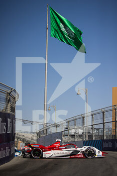 2021-02-26 - accident crash 06 Muller Nico (ger), Dragon / Penske Autosport, Penske EV-5, action flag during the 2021 Diriyah ePrix, 1st round of the 2020â21 Formula E World Championship, on the Riyadh Street Circuit from February 25 to 27, in Riyadh, Saudi Arabia - Photo Germain Hazard / DPPI - 2021 DIRIYAH EPRIX, 1ST ROUND OF THE 2020-21 FORMULA E WORLD CHAMPIONSHIP - FORMULA E - MOTORS