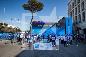 2021-04-09 - UNICEF picture with all drivers during the 2021 Rome ePrix, 3rd round of the 2020-21 Formula E World Championship, on the Circuito Cittadino dell'EUR from April 9 to 11, in Rome, Italy - Photo Germain Hazard / DPPI - 2021 ROME EPRIX, 3RD ROUND OF THE 2020-21 FORMULA E WORLD CHAMPIONSHIP - FORMULA E - MOTORS
