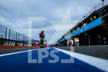 2021-04-24 - stand pit lane during the 2021 Valencia ePrix, 3rd meeting of the 2020-21 Formula E World Championship, on the Circuit Ricardo Tormo from April 23 to 25, in Valencia, Spain - Photo Germain Hazard / DPPI - 2021 VALENCIA EPRIX, 3RD MEETING OF THE 2020-21 FORMULA E WORLD CHAMPIONSHIP - FORMULA E - MOTORS