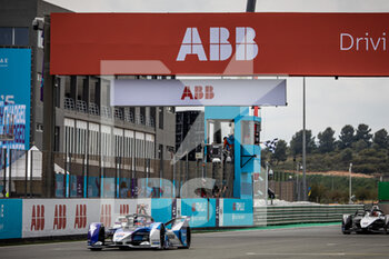 2021-04-25 - 27 Dennis Jake (gbr), BMW i Andretti Motorsport, BMW iFE.21, action chequered flag drapeau à damiers during the 2021 Valencia ePrix, 3rd meeting of the 2020-21 Formula E World Championship, on the Circuit Ricardo Tormo from April 23 to 25, in Valencia, Spain - Photo Germain Hazard / DPPI - 2021 VALENCIA EPRIX, 3RD MEETING OF THE 2020-21 FORMULA E WORLD CHAMPIONSHIP - FORMULA E - MOTORS