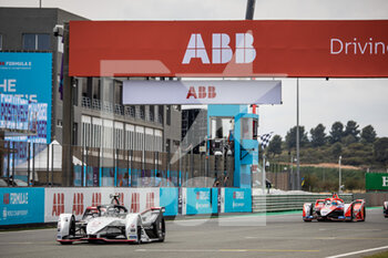 2021-04-25 - 36 Lotterer André (ger), TAG Heuer Porsche Formula E Team, Porsche 99X Electric, action 94 Lynn Alexandre (gbr), Mahindra Racing, Mahinda M7Electro, action chequered flag drapeau à damiers during the 2021 Valencia ePrix, 3rd meeting of the 2020-21 Formula E World Championship, on the Circuit Ricardo Tormo from April 23 to 25, in Valencia, Spain - Photo Germain Hazard / DPPI - 2021 VALENCIA EPRIX, 3RD MEETING OF THE 2020-21 FORMULA E WORLD CHAMPIONSHIP - FORMULA E - MOTORS