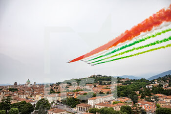 2021-06-16 - National acrobatic team of the Frecce Tricolori flies over the departure of the Mille Miglia 2021  on june 16, 2021 in Brescia, Italy. Photo by Stefano Nicoli/New Reporter - MILLE MIGLIA 2021  - HISTORIC - MOTORS