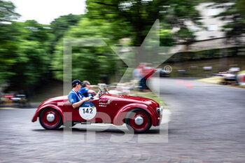 2021-06-16 - A car drives in the city center during the first leg  of the Mille Miglia 2021  on june 16, 2021 in Brescia, Italy. Photo by Stefano Nicoli/New Reporter - MILLE MIGLIA 2021  - HISTORIC - MOTORS
