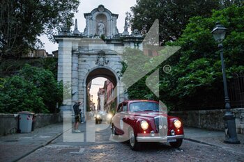 2021-06-16 - A car drives in Sarzana during the first leg of the Mille Miglia 2021  on june 16, 2021 in Sarzana, Italy. Photo by Gianluca Checchi/New Reporter - MILLE MIGLIA 2021  - HISTORIC - MOTORS