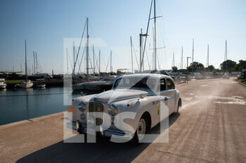 2021-06-16 - A car drives in Marina di Pisa  during the second leg of the Mille Miglia 2021  on june 17, 2021 in Marina di Pisa, Italy. Photo by Gianluca Checchi/New Reporter - MILLE MIGLIA 2021  - HISTORIC - MOTORS