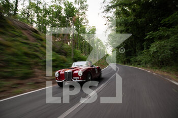 2021-06-16 - A car passes by the Lago di Bolsena during the second leg of the Mille Miglia 2021  on june 17, 2021 in, Italy. Photo by Gianluca Checchi/New Reporter - MILLE MIGLIA 2021  - HISTORIC - MOTORS