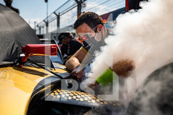 2021-07-10 - mecaniciens mechanics DS Techeetah, DS E-Tense FE20, portrait grille de depart starting grid during the 2021 New York City ePrix, 6th meeting of the 2020-21 Formula E World Championship, on the Brooklyn Street Circuit from July 10 to 11, in New York, USA - Photo Germain Hazard / DPPI - 2021 NEW YORK CITY EPRIX, 6TH MEETING OF THE 2020-21 FORMULA E WORLD CHAMPIONSHIP - FORMULA E - MOTORS