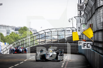 2021-07-23 - 05 Vandoorne Stoffel (bel), Mercedes-Benz EQ Formula E Team, Mercedes-Benz EQ Silver Arrow 02, action 37 Cassidy Nick (nzl), Envision Virgin Racing, Audi e-tron FE07, action during the 2021 London ePrix, 7th meeting of the 2020-21 Formula E World Championship, on the ExCel London from July 24 to 25, in London, United Kingdom - Photo Germain Hazard / DPPI - 2021 LONDON EPRIX, 7TH MEETING OF THE 2020-21 FORMULA E WORLD CHAMPIONSHIP - FORMULA E - MOTORS