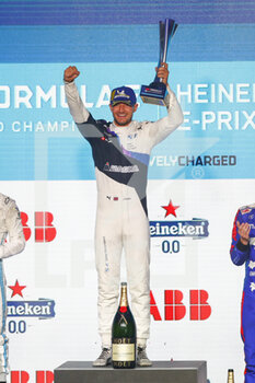 2021-07-24 - DENNIS Jake (gbr), BMW i Andretti Motorsport, BMW iFE.21, portrait celebrating his victory at the podium during the 2021 London ePrix, 7th meeting of the 2020-21 Formula E World Championship, on the ExCel London from July 24 to 25, in London, United Kingdom - Photo Xavi Bonilla / DPPI - 2021 LONDON EPRIX, 7TH MEETING OF THE 2020-21 FORMULA E WORLD CHAMPIONSHIP - FORMULA E - MOTORS