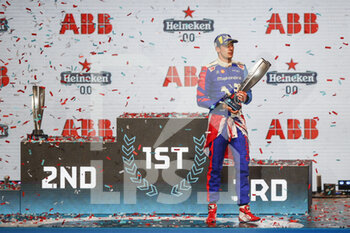 2021-07-25 - LYNN Alexandre (gbr), Mahindra Racing, Mahinda M7Electro, portrait celebrating his victory at the podium during the 2021 London ePrix, 7th meeting of the 2020-21 Formula E World Championship, on the ExCel London from July 24 to 25, in London, United Kingdom - Photo Xavi Bonilla / DPPI - 2021 LONDON EPRIX, 7TH MEETING OF THE 2020-21 FORMULA E WORLD CHAMPIONSHIP - FORMULA E - MOTORS