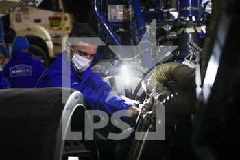 2021-01-03 - Kamaz mechanics at the bivouac during the 1st stage of the Dakar 2021 between Jeddah and Bisha, in Saudi Arabia on January 3, 2021 - Photo Julien Delfosse / DPPI - DAKAR 2021 - FIRST STAGE - JEDDAH - BISHA - RALLY - MOTORS