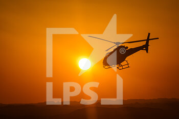 2021-01-05 - Sunset, helicopter during the 3rd stage of the Dakar 2021 between Wadi Al Dawasir and Wadi Al Dawasir, in Saudi Arabia on January 5, 2021 - Photo Eric Vargiolu / DPPI - DAKAR 2021 - 3RD STAGE - WADI AL DAWASIR - RALLY - MOTORS