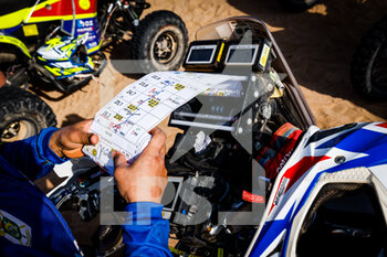 2021-01-06 - Roadbook, moto, bike, atmosphere during the 4th stage of the Dakar 2021 between Wadi Al Dawasir and Riyadh, in Saudi Arabia on January 6, 2021 - Photo Florent Gooden / DPPI - DAKAR 2021 - 4TH STAGE - WADI AL DAWASIR - RIYADH - RALLY - MOTORS