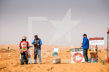 2021-01-07 - start dss, #44 Sanz Laia (esp), Gas Gas, Gas Gas Factory Team, Moto, Bike, action during the 6th stage of the Dakar 2021 between Al Qaisumah and Ha'il, in Saudi Arabia on January 8, 2021 - Photo Antonin Vincent / DPPI - DAKAR 2021 - 5TH STAGE - RIYADH AND BURAYDAH - RALLY - MOTORS