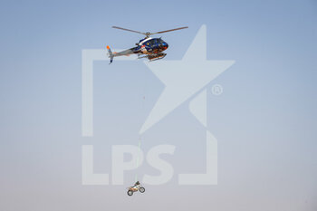 2021-01-07 - helicopter delta flying with a moto, bike during the 6th stage of the Dakar 2021 between Al Qaisumah and Ha'il, in Saudi Arabia on January 8, 2021 - Photo Antonin Vincent / DPPI - DAKAR 2021 - 5TH STAGE - RIYADH AND BURAYDAH - RALLY - MOTORS