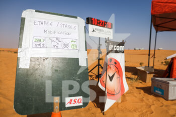 2021-01-07 - modification on the roadbook of the stage during the 6th stage of the Dakar 2021 between Al Qaisumah and Ha'il, in Saudi Arabia on January 8, 2021 - Photo Antonin Vincent / DPPI - DAKAR 2021 - 5TH STAGE - RIYADH AND BURAYDAH - RALLY - MOTORS
