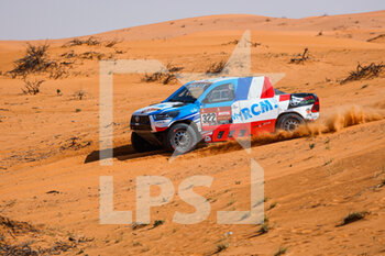 2021-01-07 - 322 Chabot Ronan (fra), Pillot Gilles (fra), Toyota, Overdrive Toyota, Auto, action during the 6th stage of the Dakar 2021 between Al Qaisumah and Ha'il, in Saudi Arabia on January 8, 2021 - Photo Florent Gooden / DPPI - DAKAR 2021 - 5TH STAGE - RIYADH AND BURAYDAH - RALLY - MOTORS