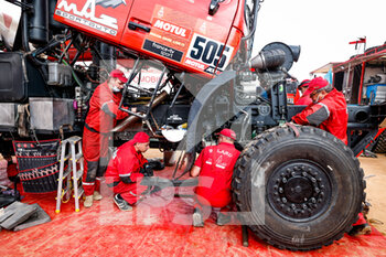 2021-01-09 - Maz mechanic working on their trucks during the Rest Day of the Dakar 2021 in Ha'il, in Saudi Arabia on January 9, 2021 - Photo Frédéric Le Floc'h / DPPI - DAKAR 2021 - REST DAY - RALLY - MOTORS