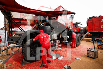 2021-01-09 - Maz mechanic working on their trucks during the Rest Day of the Dakar 2021 in Ha'il, in Saudi Arabia on January 9, 2021 - Photo Frédéric Le Floc'h / DPPI - DAKAR 2021 - REST DAY - RALLY - MOTORS