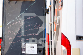 2021-01-09 - Message on a truck during the Rest Day of the Dakar 2021 in Ha'il, in Saudi Arabia on January 9, 2021 - Photo Frédéric Le Floc'h / DPPI - DAKAR 2021 - REST DAY - RALLY - MOTORS