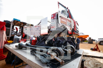 2021-01-09 - Hino mechanics working on their truck during the Rest Day of the Dakar 2021 in Ha'il, in Saudi Arabia on January 9, 2021 - Photo Frédéric Le Floc'h / DPPI - DAKAR 2021 - REST DAY - RALLY - MOTORS