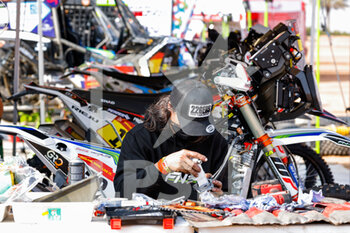 2021-01-09 - FN Speed KTM Team mechanic working on their bike during the Rest Day of the Dakar 2021 in Ha'il, in Saudi Arabia on January 9, 2021 - Photo Frédéric Le Floc'h / DPPI - DAKAR 2021 - REST DAY - RALLY - MOTORS