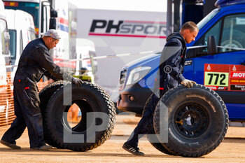 2021-01-09 - Mechanics, tyre during the Rest Day of the Dakar 2021 in Ha'il, in Saudi Arabia on January 9, 2021 - Photo Frédéric Le Floc'h / DPPI - DAKAR 2021 - REST DAY - RALLY - MOTORS