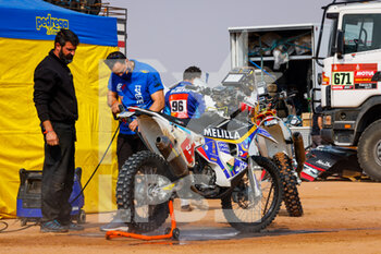 2021-01-09 - Melilla Sport Capital, Original by Motul, Moto, Bike washing their bike during the Rest Day of the Dakar 2021 in Ha'il, in Saudi Arabia on January 9, 2021 - Photo Frédéric Le Floc'h / DPPI - DAKAR 2021 - REST DAY - RALLY - MOTORS